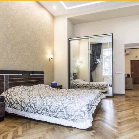 Ferienwohnung Apartmens Near Opera House Odessa Exterior foto